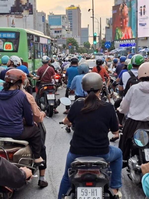 13 tuyến xe buýt TPHCM điều chỉnh hành trình để thi công Metro số 2