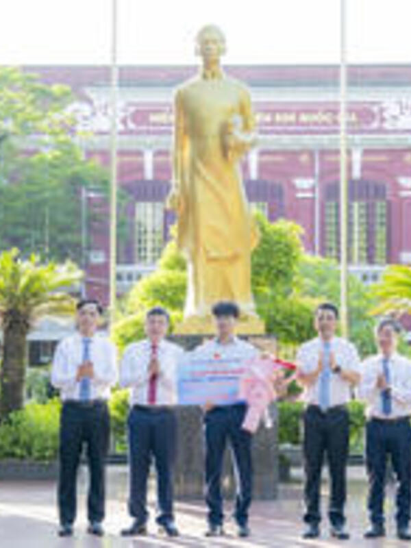 Khen thưởng nam sinh giành Huy chương Bạc Olympic Vật lý quốc tế