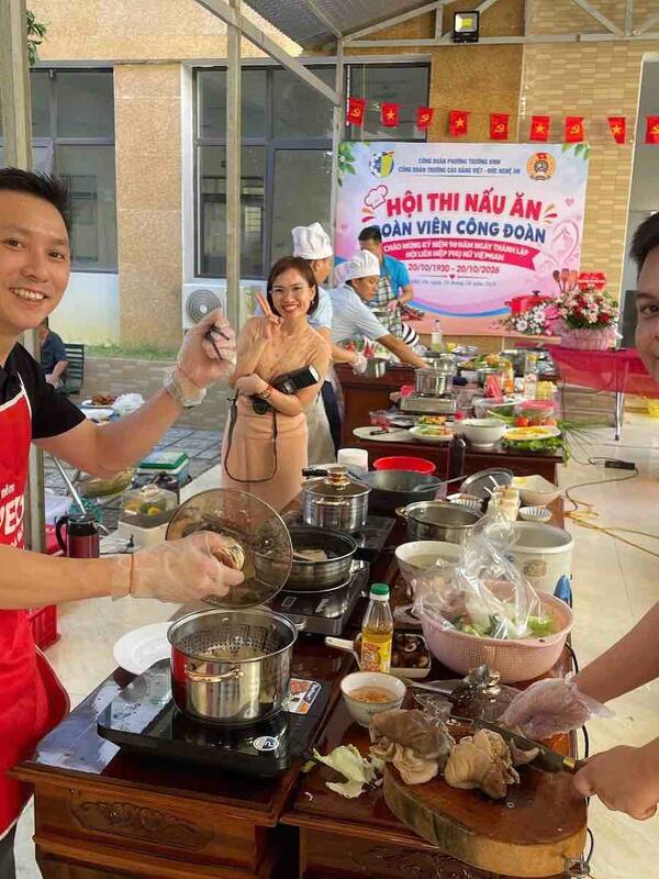 Hội thi nấu ăn chào mừng Ngày Phụ nữ Việt Nam tại Trường Cao đẳng Việt Đức