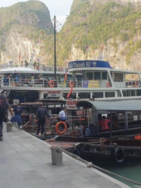 Chủ tàu vịnh Hạ Long bắt tay nhau, “cò” du lịch hết đất sống