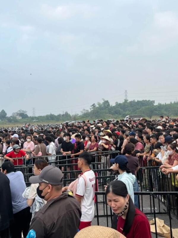 Hàng nghìn người thức xuyên đêm chờ nhận vé concert "Nối vòng tay lớn" ở Thái Nguyên