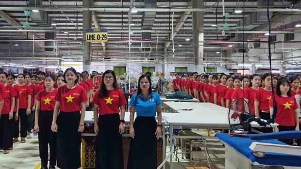 Thiêng liêng lễ chào cờ, hát quốc ca trong Tháng Công nhân