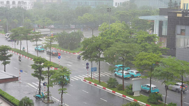 Hà Nội mưa lớn, nhiều tuyến phố ngập