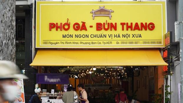 Các quán ăn ở TPHCM đồng loạt thay biển cập nhật địa chỉ mới