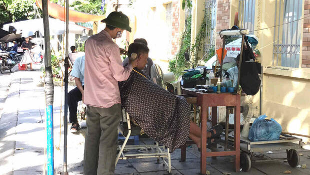 Người lao động mưu sinh giữa nắng nóng gần 40 độ C ở Phú Thọ