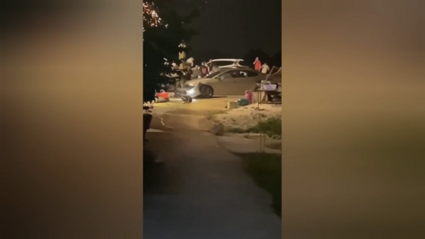 Xôn xao clip hàng chục người bao vây ô tô, tài xế lùi - tiến giữa vòng vây