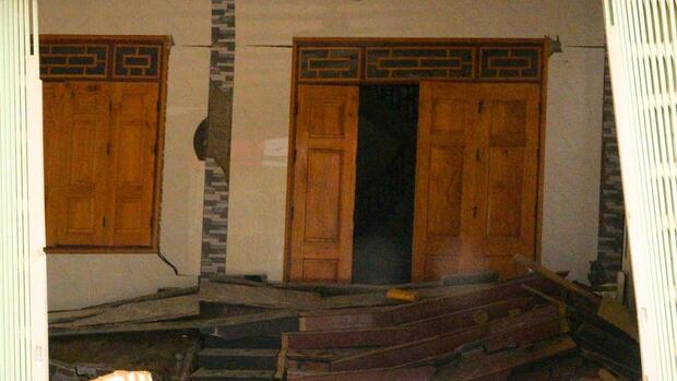 Sạt lở uy hiếp khu dân cư, nhiều hộ dân phải di dời khẩn cấp