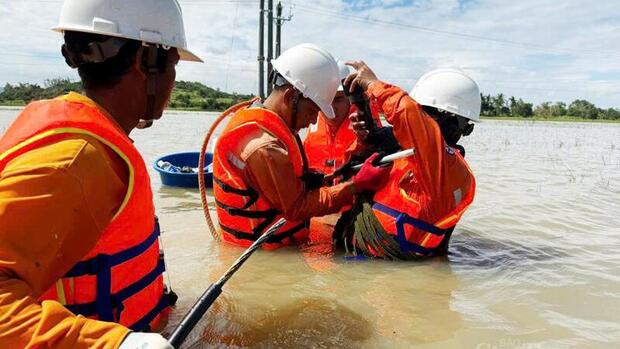 Đắk Lắk: Cán bộ ngành điện ngâm mình dưới nước nối đường dây