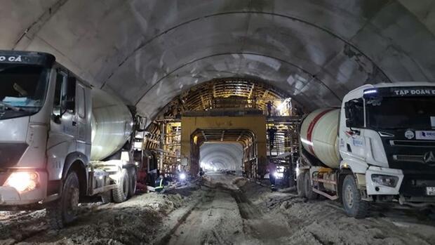 Vượt thiên tai, công nhân lao động thần tốc