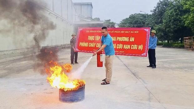 Người lao động thực tập phòng cháy chữa cháy