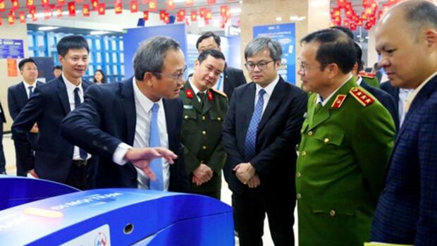 Dùng sinh trắc học kiểm soát vé Metro - bước ngoặt giao thông số của Hà Nội