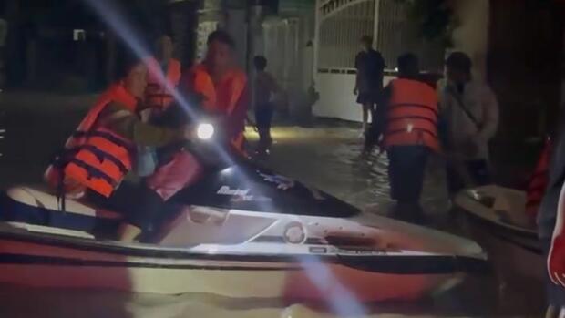 Trắng đêm dùng mô tô nước cứu hộ nhiều hộ dân khu vực ngập sâu ở Lâm Đồng