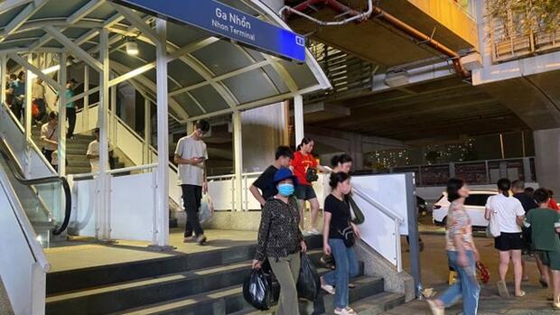 Tàu điện, xe bus điện gánh ùn tắc cận Tết