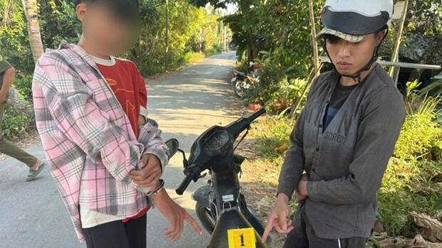 Giấu 23 bịch ma túy trên người, 2 thanh niên bị công an bắt quả tang