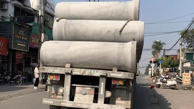 CSGT phạt 10 triệu đồng tài xế chở ống bê tông chằng buộc không an toàn
