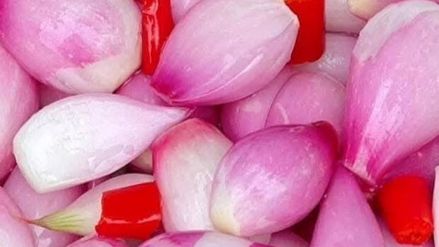 Người lao động huyết áp cao nên chú ý khi ăn hành muối vào ngày Tết