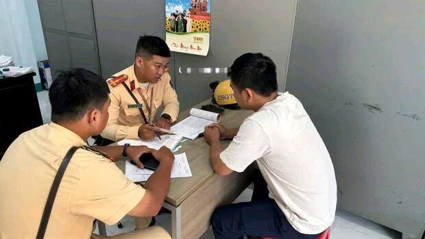 Xử phạt tài xế xe rác để nước thải xả ra đường ở TPHCM