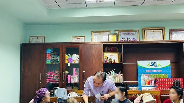 Cục Quản lý và Phát triển thị trường trong nước tặng quà bệnh nhi ung thư