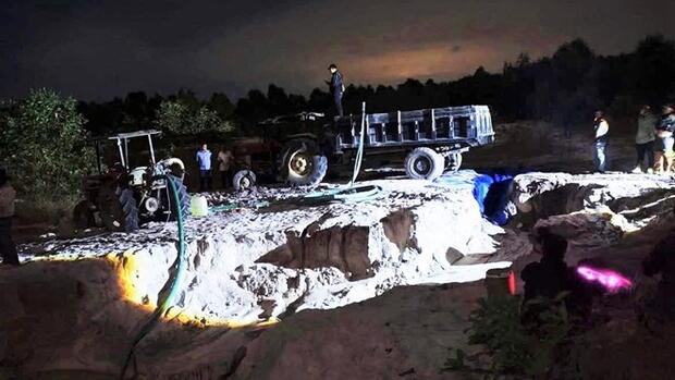 Bắt quả tang nhóm đối tượng khai thác cát lậu trong đêm