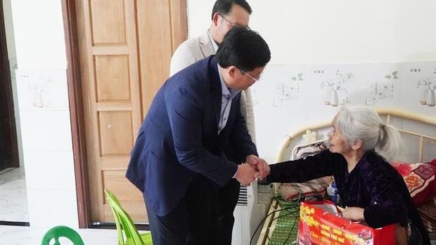 Thành phố Huế: Trao hàng ngàn suất quà Tết cho người dân