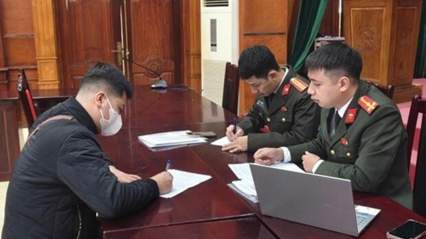 Công an Hà Nội xử lý đối tượng dán quảng cáo cờ bạc trá hình trên ô tô