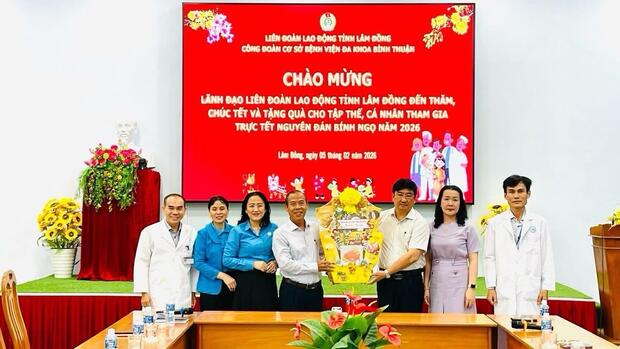 Công đoàn Lâm Đồng thăm, tặng quà các đơn vị trực xuyên Tết