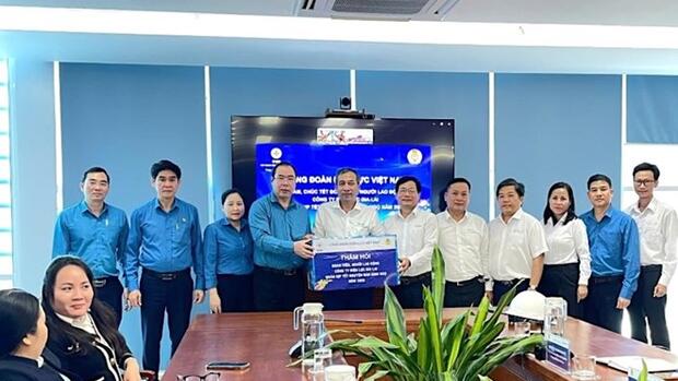 Công đoàn Điện lực Việt Nam động viên người lao động nhân dịp Tết Nguyên đán