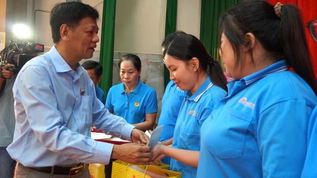 Đoàn viên, người lao động vui mừng đón nhận quà Tết nghĩa tình