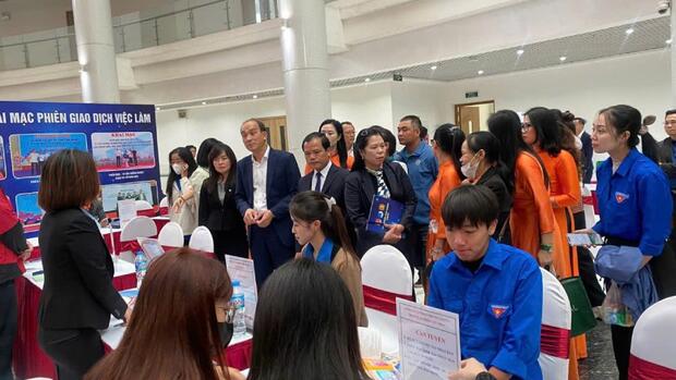 Tuyển dụng nhân sự dịch vụ dịp Tết: Cung dồi dào, giá mềm