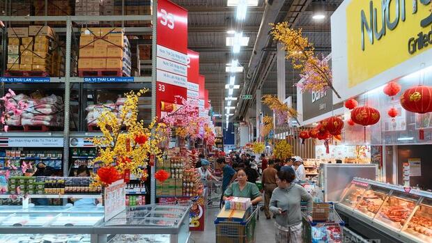 Doanh nghiệp bán lẻ tăng tốc cung ứng hàng hóa phục vụ tết Bính Ngọ