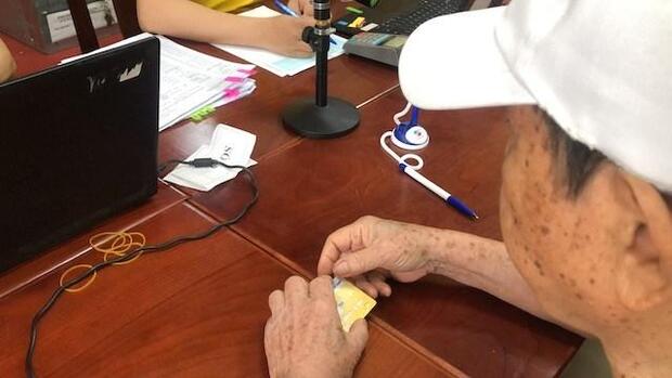 Lương hưu chi trả gộp hai tháng, người già tính toán chi tiêu dịp Tết