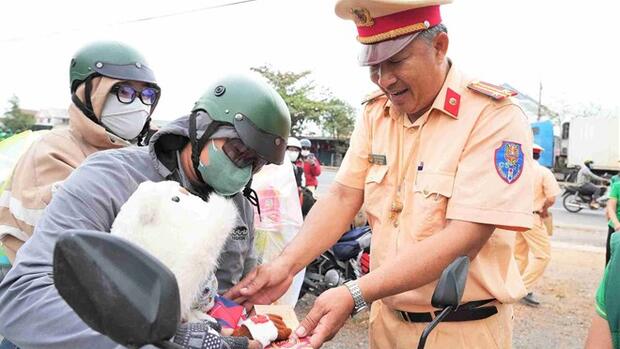 Cảnh sát giao thông Lâm Đồng giúp người dân về quê đón Tết