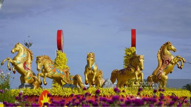 Linh vật ngựa ở An Giang được người dân xuýt xoa vì độ hoành tráng