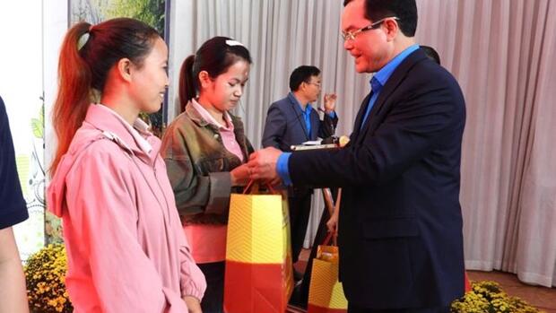 Tiếp thêm niềm vui cho công nhân Đắk Lắk đón Tết