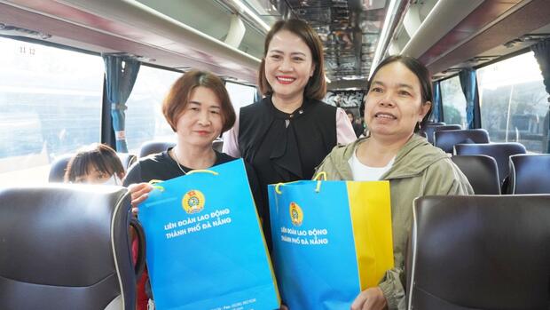 Đà Nẵng trao quà, tiễn công nhân lên “Chuyến xe Công đoàn” về quê đón Tết