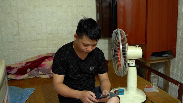 Lao động trung niên mắc kẹt giữa hai làn sóng