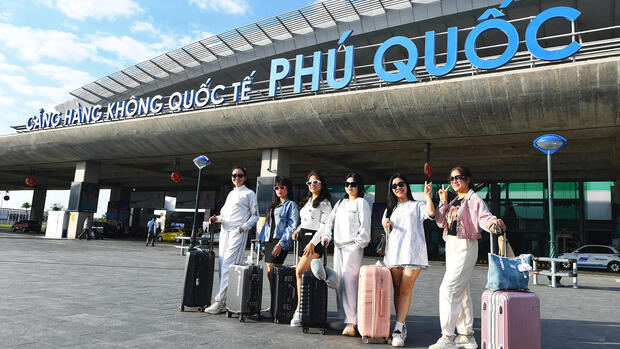 Lưu lượng hành khách đi và đến Cảng Hàng không quốc tế Phú Quốc tăng cao trong dịp Tết Nguyên đán Bính Ngọ