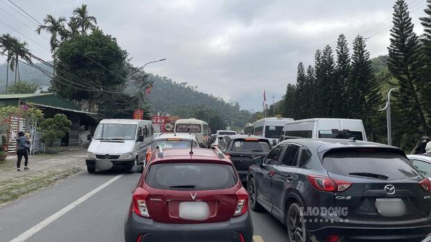 Yên Tử đông nghịt người, du khách nhích từng chút một chỉ để "vái vọng"