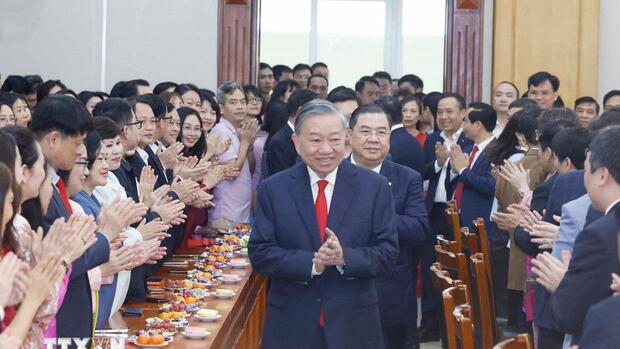Tổng Bí thư chúc Tết cán bộ, công chức, viên chức Văn phòng Trung ương Đảng