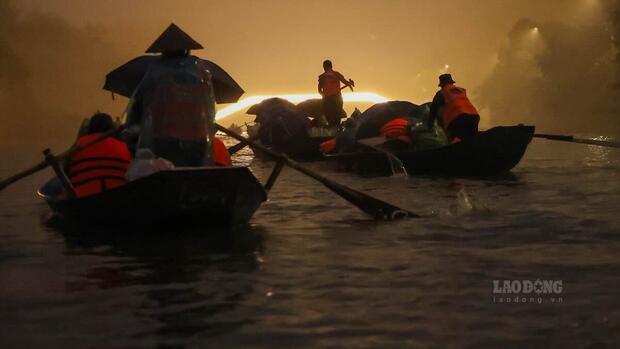 Khai hội chùa Hương 2026, khách đội mưa đi lễ xuyên đêm