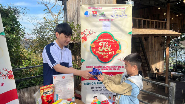 'Tết chuyền tay' 2026: Chia sẻ vị ngọt ngày xuân cho trẻ em vùng biên