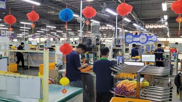 Nhà máy ở Vĩnh Long nhộn nhịp công nhân trở lại trong ngày đầu năm mới