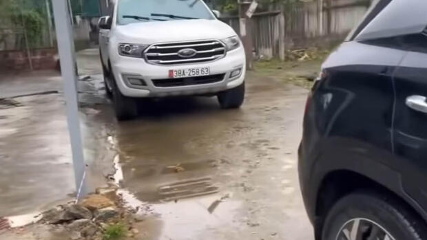 Khởi tố đối tượng đỗ xe “chặn đầu, khóa đuôi” gây bức xúc ở Hà Tĩnh