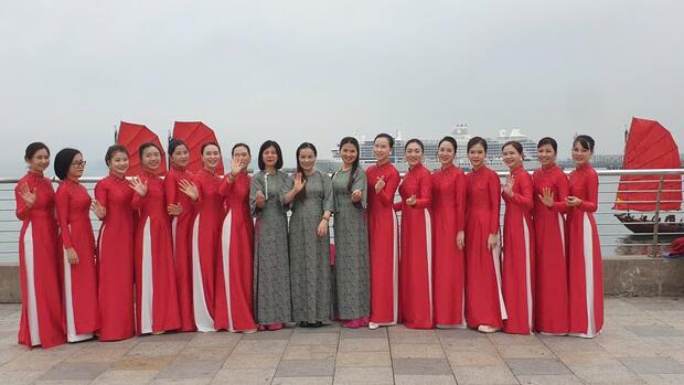 Tạm dừng chạy thuyền buồm đỏ ven bờ vịnh Hạ Long từ 27.2