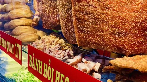 TP. Hồ Chí Minh: Cá lóc nướng, vịt quay, heo quay hút khách ngày vía Thần Tài