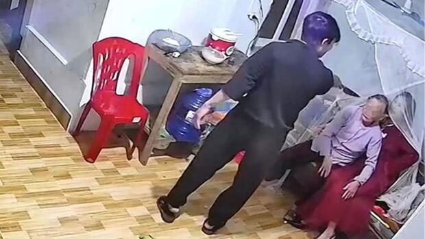 Diễn biến mới vụ con trai đánh gãy tay mẹ mùng 3 Tết