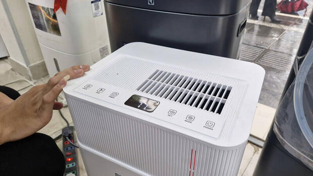 Người dân Hà Nội tìm mua máy hút ẩm trong thời tiết nồm ẩm