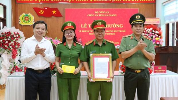 Thưởng nóng Công an xã Hòn Đất vì phá nhanh vụ cướp giật tài sản manh động