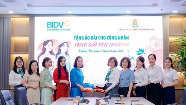 Công đoàn BIDV Lam Sơn trao 45 áo dài tặng nữ công nhân khó khăn