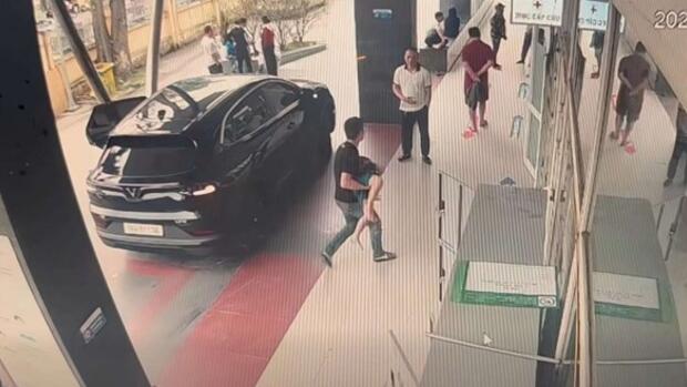 Tài xế vượt đèn đỏ, đưa cháu bé 7 tuổi bị hóc dị vật đi cấp cứu